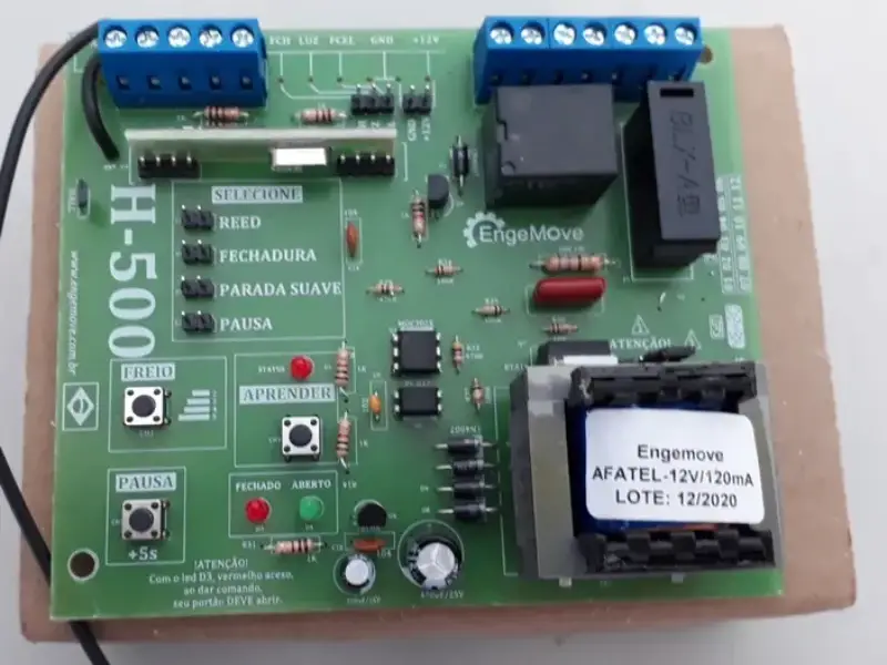 Nobreak conectado a portão eletrônico